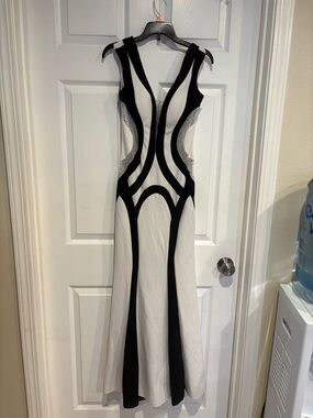 Black and White Sculpted Contrast Prom Gown